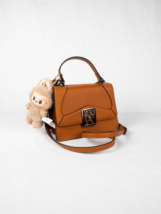 petit sac porté main ted lapidus delia marron avec un labubu accroché et sa bandoulière